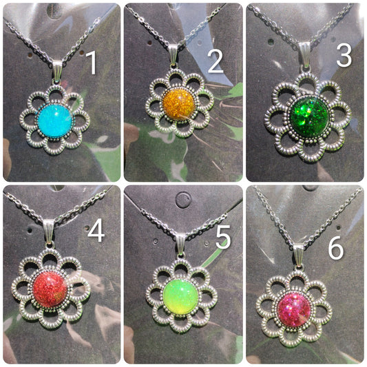 Collier et pendentif fleur 6 colories