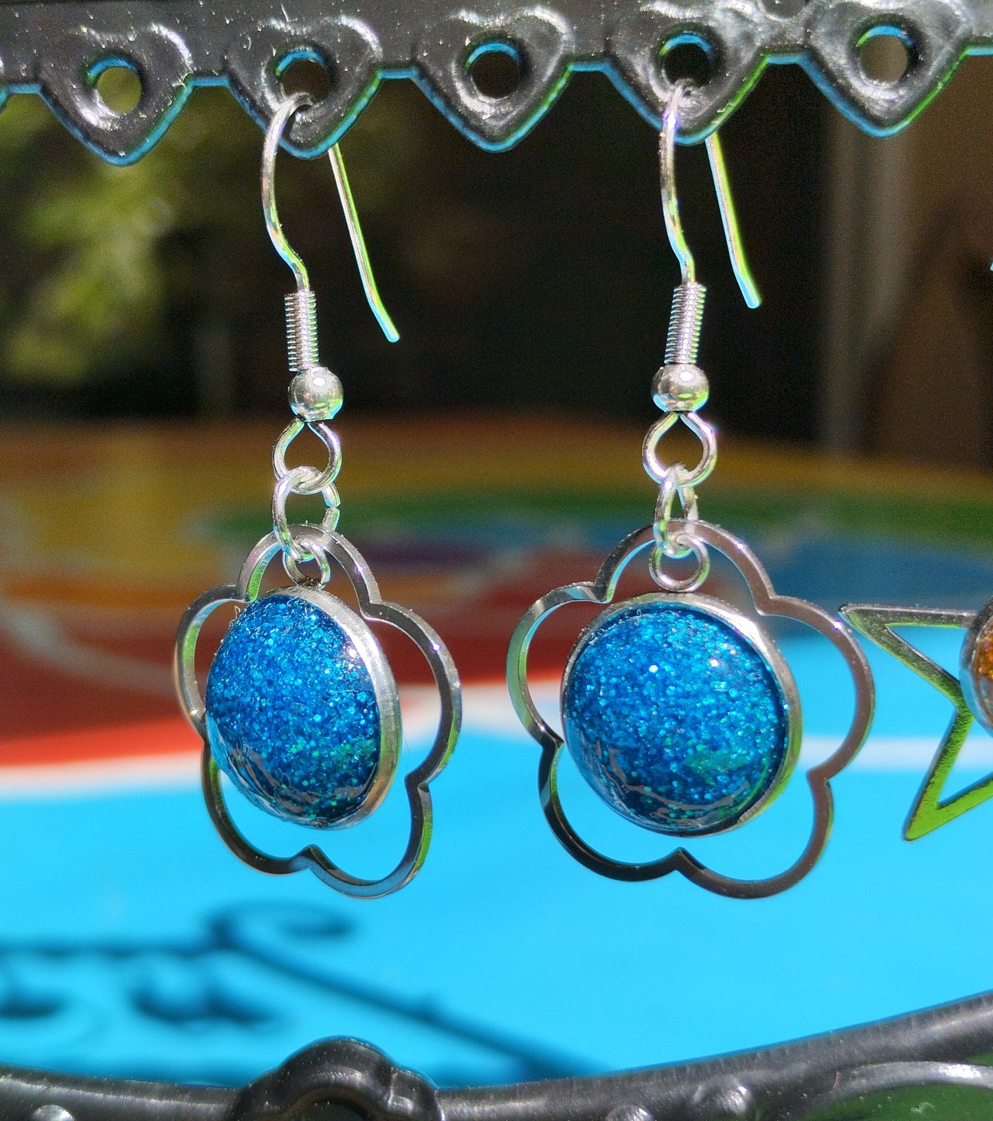 Boucles d'oreilles contour fleur 2 colories